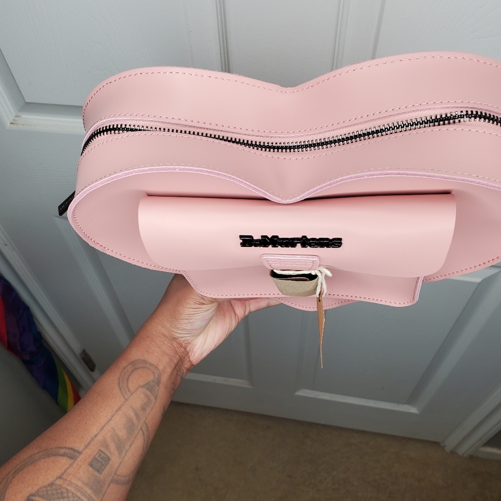 Dr. Martens Heart shaped bag in color Peach π π π - Picture 5 of 8